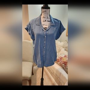 Lucky Brand chambray short sleeved button-down blouse Size M
